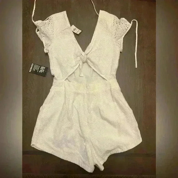 Express Romper One-Piece White Eyelet Lace Cut Out Back Pockets Size 4 - Picture 7 of 8